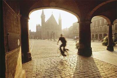 La plaza de Binnenhof, en La Haya, reúne las sedes del Parlamento holandés. Al fondo, la silueta del Ridderzaal, edificio del siglo XIII con dos torres.