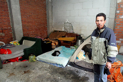 Un hombre, en el local donde murió ayer un bebé en Córdoba.