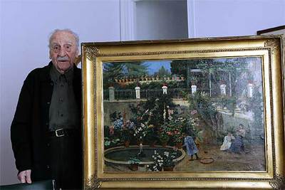 Francisco Ayala muestra el cuadro  Nuestro jardín , pintado por su madre antes de casarse.