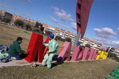 Mano de pintura para los símbolos olímpicos