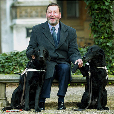 El ex ministro David Blunkett, con sus perros lazarillo.