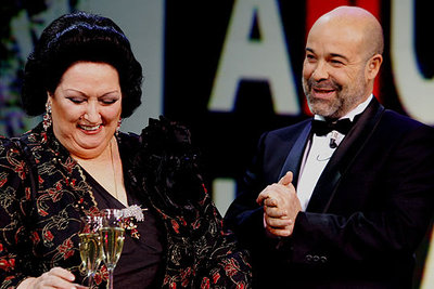 La gala, que ha comenzado muy puntual, ha sido presentada por Maribel Verdú, Montserrat Caballé y Antonio Resines.
