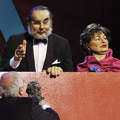 Los guiñoles de los ministros de Economía, Pedro Solbes, y de la ministra de Cultura, Carmen Calvo, han dado el premio al mejor largo de animación a la película  Pinocho 3000 .