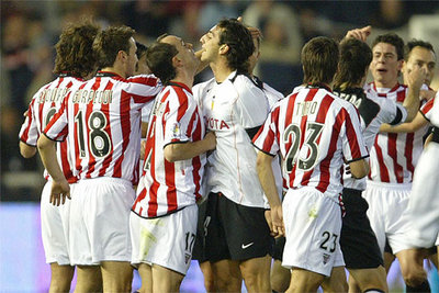 Varios jugadores se encaran tras un lance del partido.