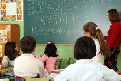 Una profesora imparte clase de inglés en el colegio público bilingüe Tolosa Latour, en Vallecas (Madrid).