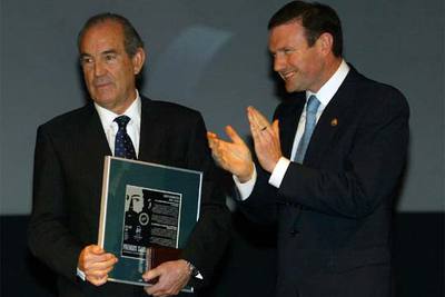 El  lehendakari,  a la derecha, aplaude ayer a Carlos Garaikoetxea tras recibir el Premio Sabino Arana.