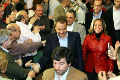 José Luis Rodríguez Zapatero, junto a Trinidad Jiménez; detrás, Rafael Simancas.