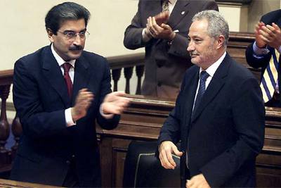 El presidente canario, Adán Martín, recibe el aplauso de su predecesor, Román Rodríguez, el día de su investidura.