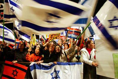 Decenas de miles de israelíes se manifiestan contra la retirada de Gaza