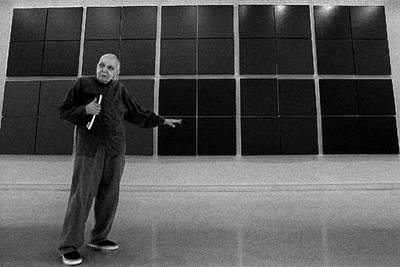 Aurélie Nemours, delante de una de sus obras en la exposición del IVAM, en 1998.