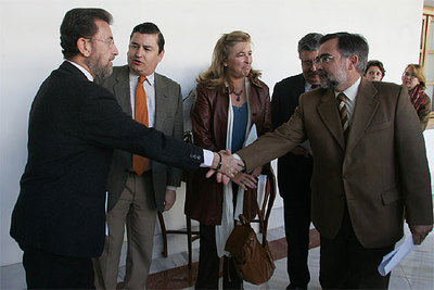 Manuel Gracia (PSOE), Antonio Sanz (PP), Concha Caballero (IU) y José Calvo (PA), ayer en el Parlamento.