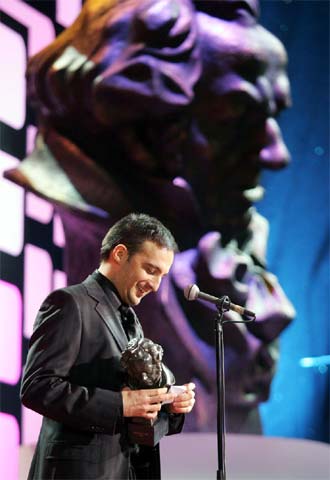Alejandro Amenábar, con uno de los  goyas  recibidos en la 19ª edición.