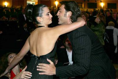 Penélope Cruz felicita a Javier Bardem por su premio como mejor actor.