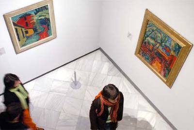Una vista de la exposición, con los cuadros  Fachada roja  (izquierda) y  Casa bajo los árboles,  de Schmidt-Rottluff.