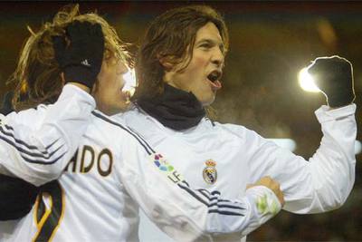 Solari felicita a Míchel Salgado por su gol frente al Numancia el domingo pasado.