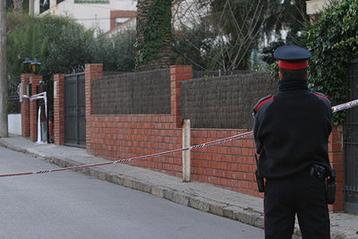 La policía vigila la casa de las víctimas, precintada tras el doble asesinato.