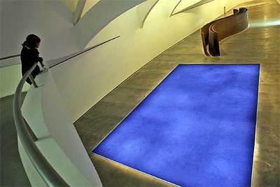 La  piscina  de color azul ultramar, el color característico de Yves Klein, instalada en el Museo Guggenheim Bilbao.