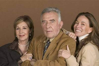 De izquierda a derecha, Concha Velasco, Fernando Guillén y Lydia Bosch, del reparto de  Motivos personales. 