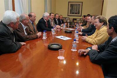 El consejero José Ramón García Antón y los usuarios del trasvase, ayer, en Alicante.