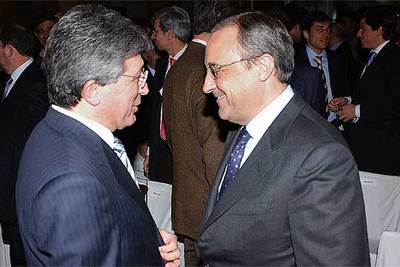 Los presidentes del Atlético y del Madrid, Enrique Cerezo y Florentino Pérez, ayer en la gala de premios del deporte madrileño.
