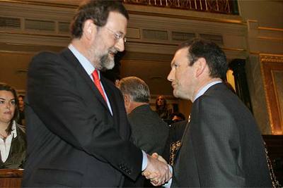 Mariano Rajoy y Juan José Ibarretxe se saludan poco antes de iniciarse la sesión plenaria.