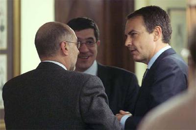 De izquierda a derecha, Rodolfo Ares, portavoz socialista en el Parlamento vasco; Patxi López, secretario general del PSE-EE, y Rodríguez Zapatero.