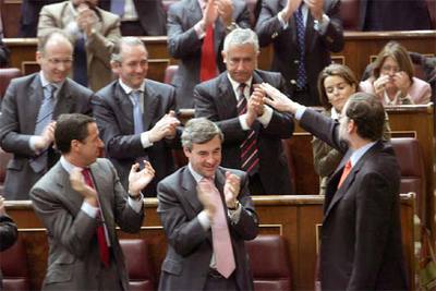 Los diputados del PP, puestos en pie, aplauden a Mariano Rajoy tras su intervención.