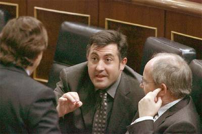 El portavoz de ERC, Joan Puigcercós (centro), junto al ministro de Industria, José Montilla (a la derecha).