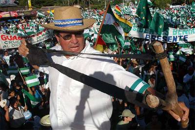 Un manifestante a favor de la autonomía de Santa Cruz desafía al Gobierno central con un tirachinas gigante.