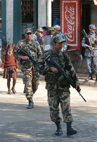 Soldados nepalíes vigilan las calles cercanas al palacio real.