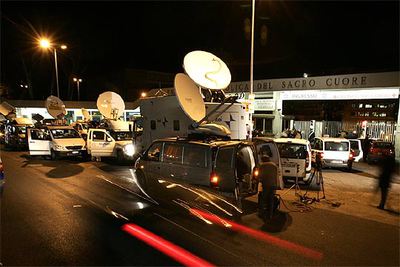 Vehículos de cadenas de televisión y radio, aparcados frente al policlínico Gemelli.