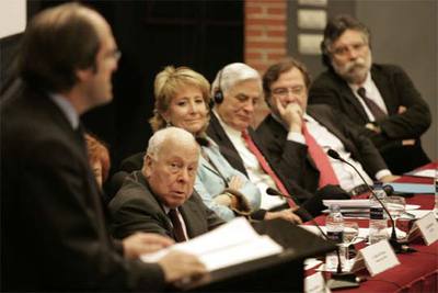 De izquierda a derecha, Ángel Gabilondo, Amelia Caballero, Jesús de Polanco, Esperanza Aguirre, Bill Kovach, Juan Luis Cebrián y Joaquín Estefanía.