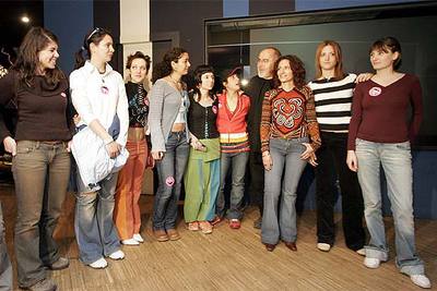 El cineasta Bigas Luna posa entre las jóvenes que se presentaron al  casting  en Ávila.