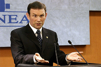 Juan José Ibarretxe, en su comparecencia tras la reunión extraordinaria del Gobierno vasco.