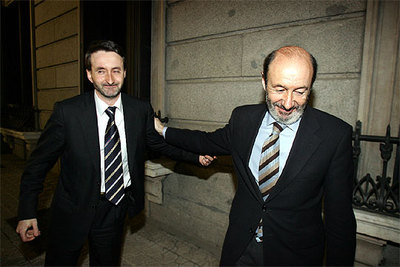 Josu Jon Imaz, presidente del PNV, y Alfredo Pérez Rubalcaba, portavoz parlamentario del PSOE, se despiden tras el debate del  plan Ibarretxe  en el Congreso de los Diputados, la noche del martes pasado.