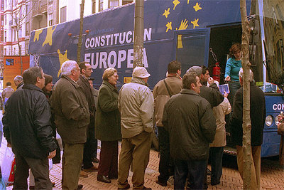 Varios ciudadanos esperan a ser atendidos, ayer, en el Bus Informativo de la Constitución Europea, detenido en Barakaldo.