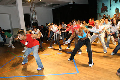 Jamie King dirige un grupo de bailarines en su  videoclip. 