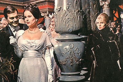 Omar Sharif, Geraldine Chaplin y Julie Christie (de izquierda a derecha), en una imagen de  Doctor Zhivago,  de David Lean.