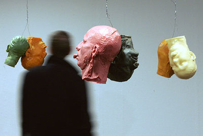 Cabezas suspendidas de la instalación  Círculo de diez cabezas  Dentro y fuera  (1990), de Bruce Nauman.