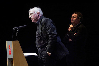 Eduardo Bautista, durante su intervención. Detrás, Ramon Muntaner, director de la SGAE en Barcelona.