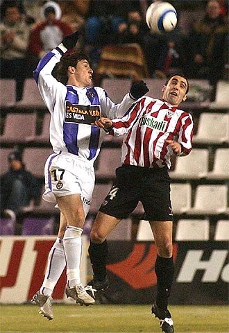 El defensa del Athletic Luis Prieto intenta despejar ante Aduriz.