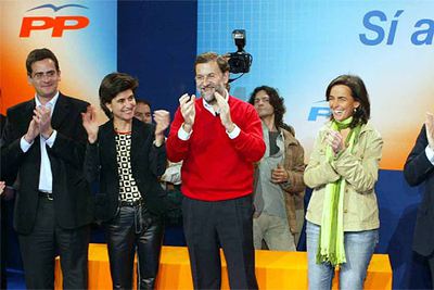 Rajoy, junto a María San Gil (a su derecha), en un acto en Barakaldo con jóvenes de Nuevas Generaciones.