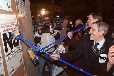 Gaspar Llamazares (derecha) y Willy Meyer pegan carteles por el  no  a la Constitución europea en la Puerta del Sol de Madrid.