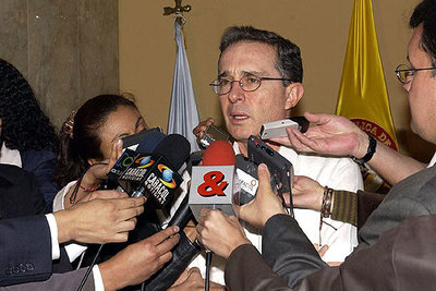 Uribe conversa con la prensa antes de viajar a Caracas.