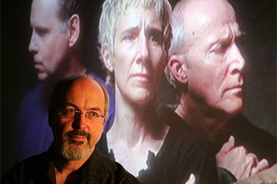 Bill Viola, ante la obra  El quinteto de los atónitos  (2000), una de las videoinstalaciones de la exposición  Las pasiones. 