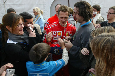 El Circuit agasaja al mítico Schumacher