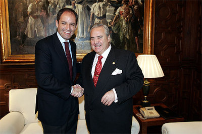 Camps escenifica su compromiso con Alperi y Alicante