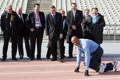 Frank Fredericks rememora su salida en  La Peineta  en 1994 ante sus acompañantes, entre los que se adelanta el alcalde, Alberto Ruiz-Gallardón.