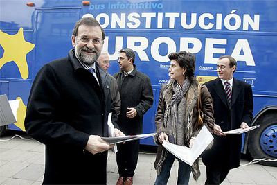 Mariano Rajoy y María San Gil, candidata del PP a  lehendakari,  hacen campaña en Vitoria a favor del  sí  en el referéndum.