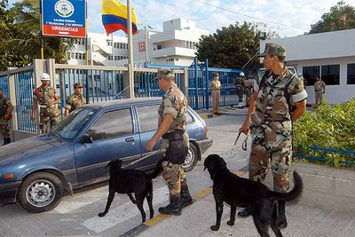Soldados colombianos vigilan la entrada del Hospital Naval de Cartagena de Indias, donde está ingresado Uribe.